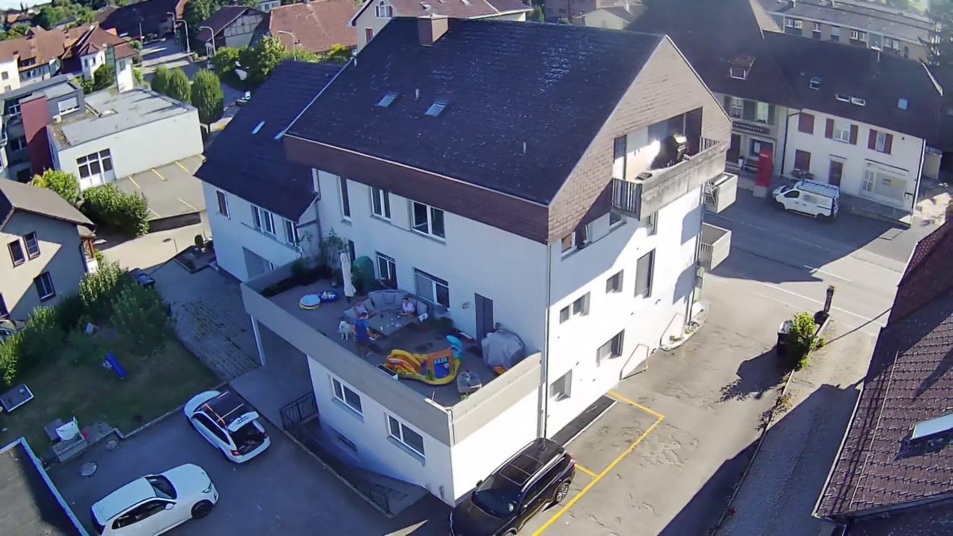 Liegenschaft Jurastrasse 20 in Aarwangen aus der Luft, mit Terrasse und Parkplätzen