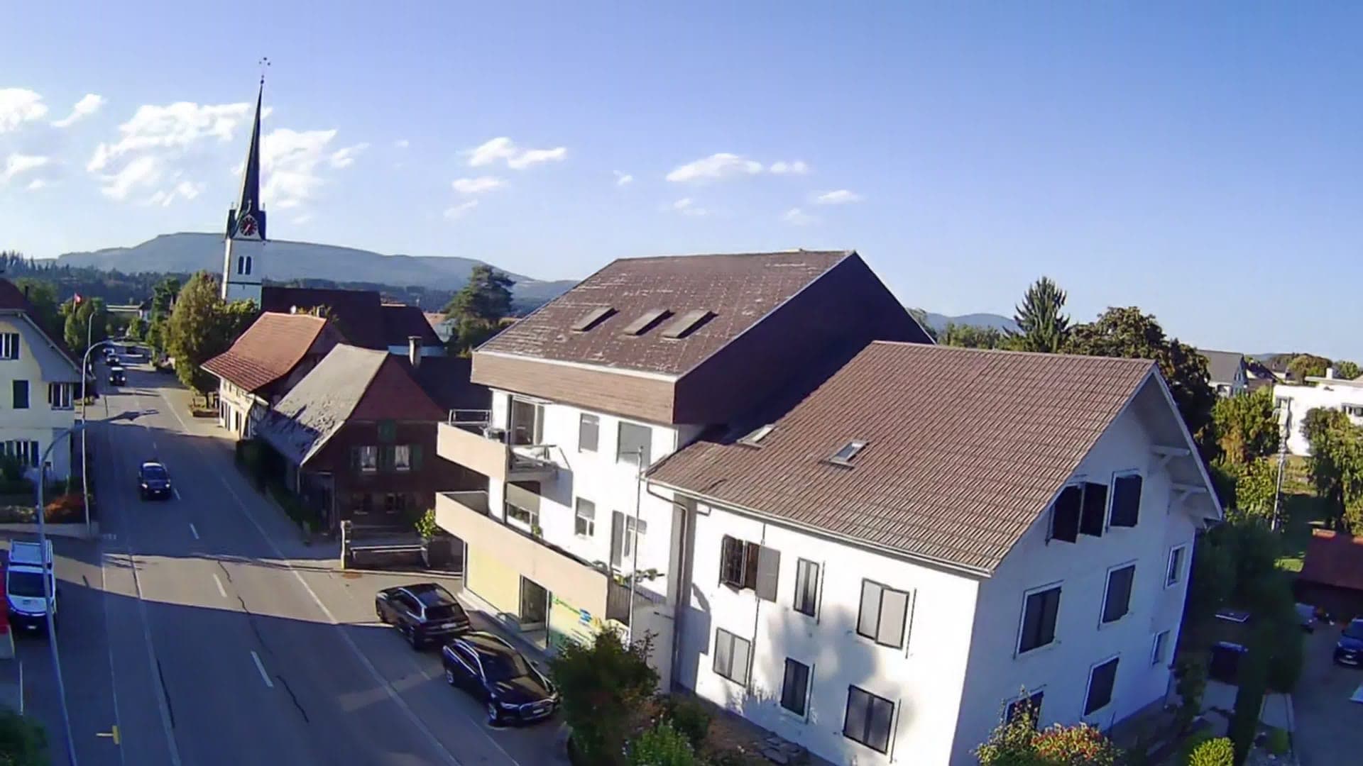 Liegenschaft Jurastrasse 20 in Aarwangen mit Blick auf das Dorfzentrum und die Kirche