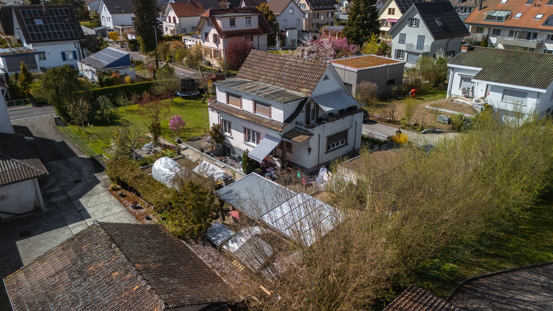 Wohnliegenschaft Florastrasse 15 in Gerlafingen aus der Luft, mit Garten und Nachbarschaft